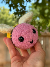 Load image into Gallery viewer, Dos the Pencil Bee Crochet Pattern