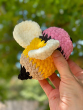 Load image into Gallery viewer, Dos the Pencil Bee Crochet Pattern