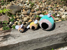 Load image into Gallery viewer, Dos the Pencil Bee Crochet Pattern
