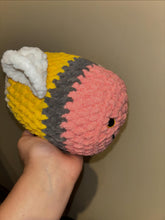 Load image into Gallery viewer, Dos the Pencil Bee Crochet Pattern
