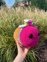 Load image into Gallery viewer, Dos the Pencil Bee Crochet Pattern
